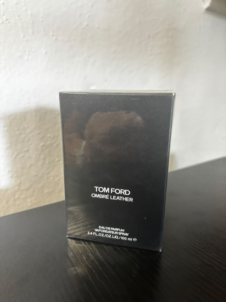 Velvet Black Leather Eau de Parfum (100ml - 3.4 fl oz)